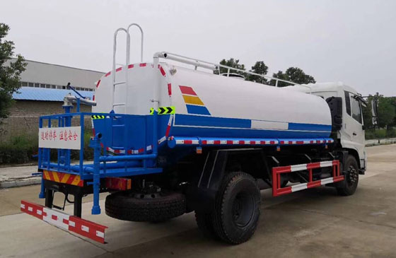 東風(fēng)灑水車 東風(fēng)灑水車